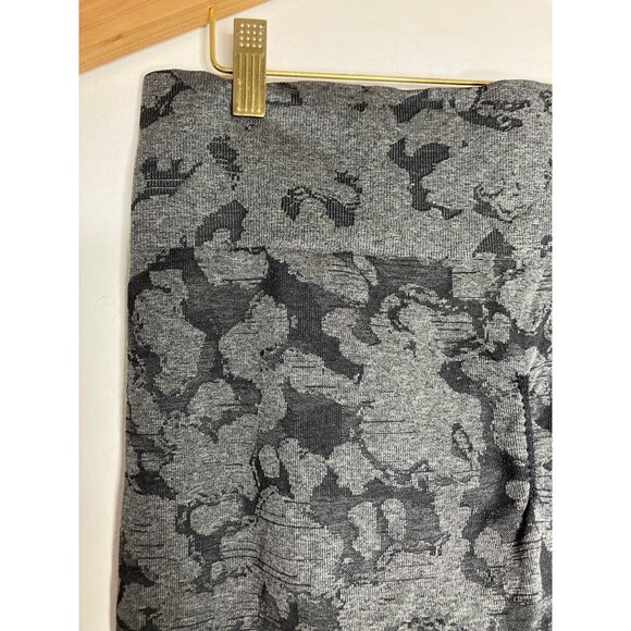 Gymshark XL Womens Gray & Black Abstract Camo Style Cropped Leggings - Picture 6 of 8